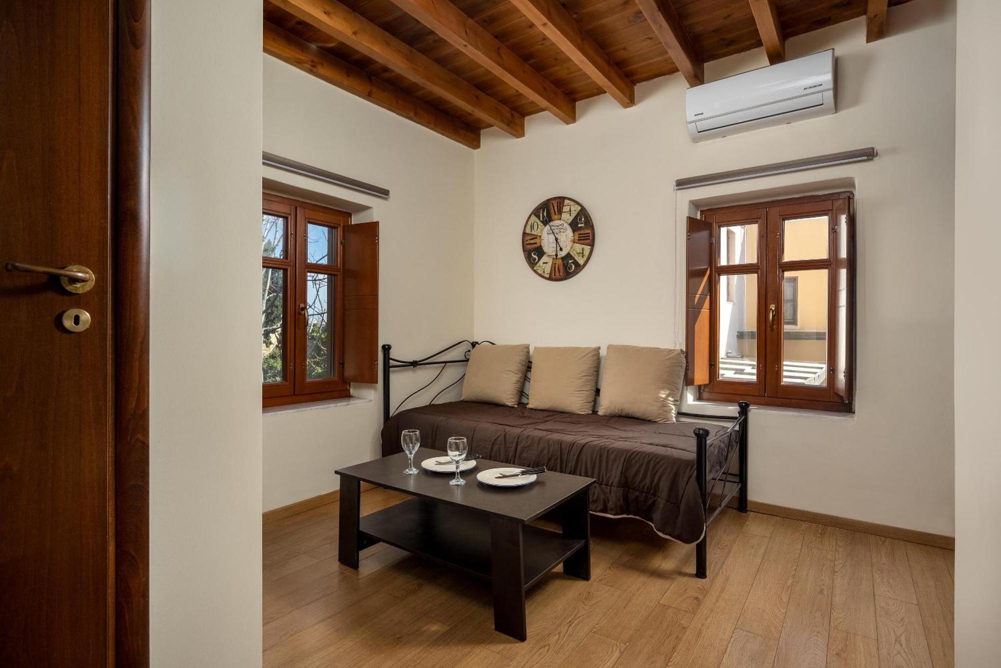 3 Charites Old Town Apartment
